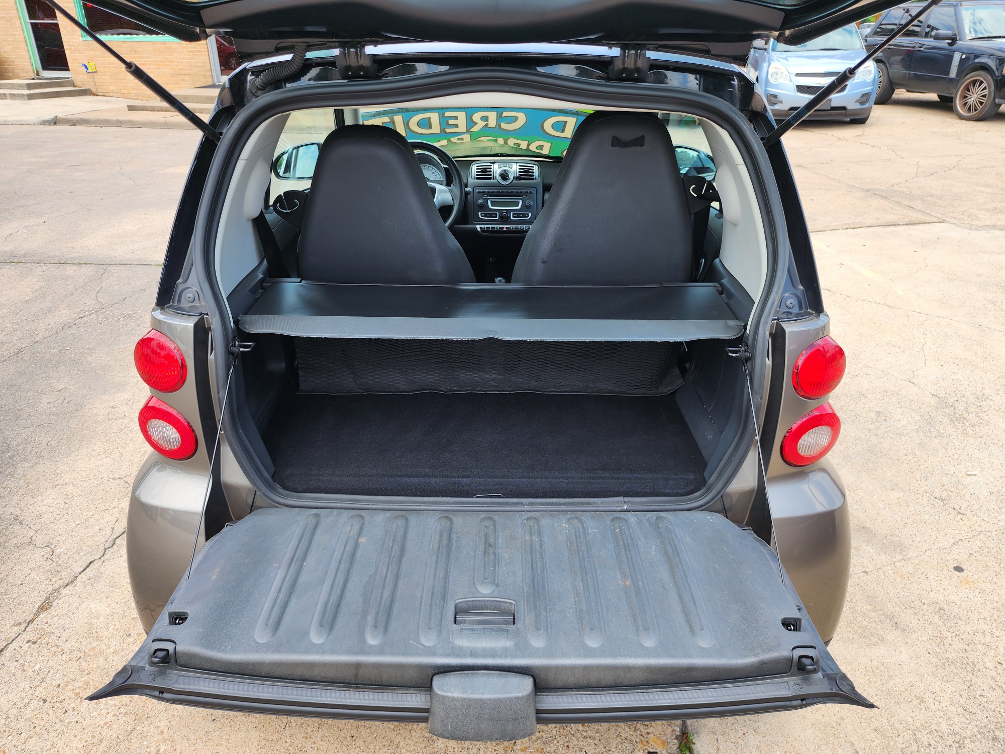 2009 GRAY /BLACK smart Fortwo PASSION (WMEEJ31X49K) , AUTO transmission, located at 2660 S.Garland Avenue, Garland, TX, 75041, (469) 298-3118, 32.885387, -96.656776 - Welcome to DallasAutos4Less, one of the Premier BUY HERE PAY HERE Dealers in the North Dallas Area. We specialize in financing to people with NO CREDIT or BAD CREDIT. We need proof of income, proof of residence, and a ID. Come buy your new car from us today!! This is a Very clean 2009 SMART FORTW - Photo #16